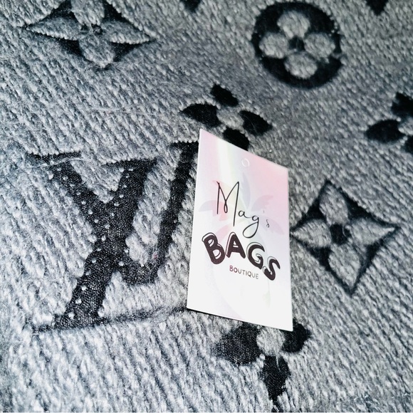 Louis Vuitton: LV Logo Logomania Fringe Scarf (Grey) - Picture 14 of 16